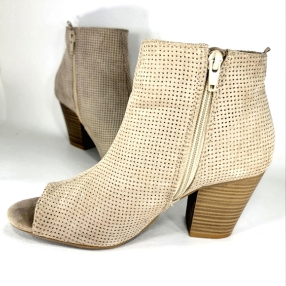 Old Navy Taupe, Perforated, Western Style, Peep Toe Stacked Heel Bootie. WMS 7M - Picture 4 of 12